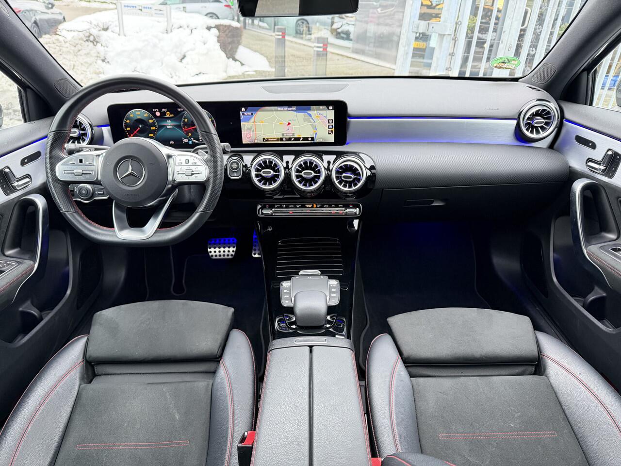 Mercedes-Benz A-KLASSE 180 AMG Pano-Dak | Trekhaak | Memory | Carplay | Camera |