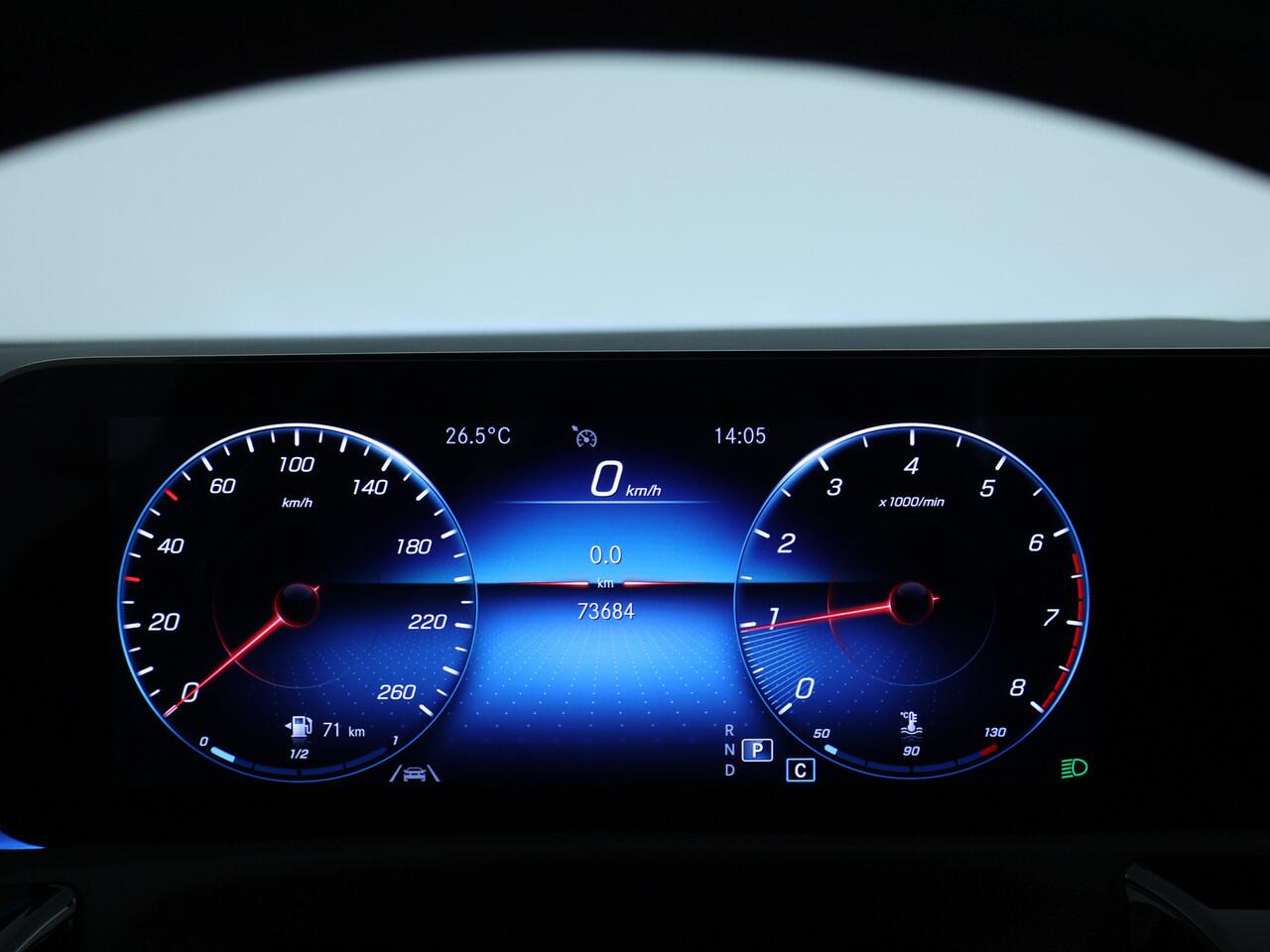 Mercedes-Benz A-KLASSE 180 Business Solution AMG | Panoramadak | Sfeerverlichting | Augmented Reality | Stoelverwarming | Parkeerpakket met Camera | Inclusief 24 maanden Mercedes-Benz Certified garantie voor Europa.