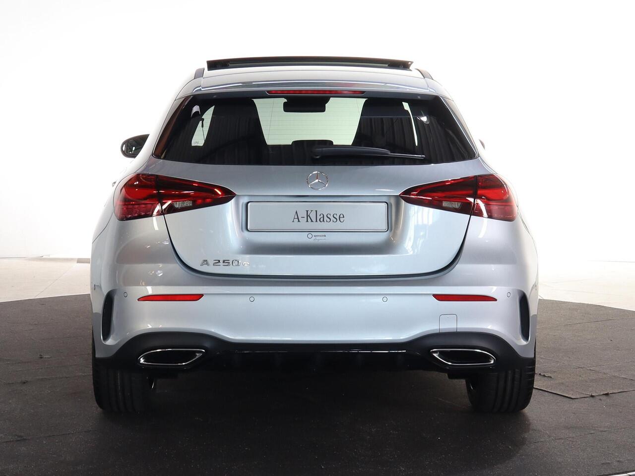 Mercedes-Benz A-KLASSE 250 e Business Solution AMG | Panoramaschuifdak | Stoelverwarming | Achteruitrijcamera | MULTIBEAM LED | Night Pakket |