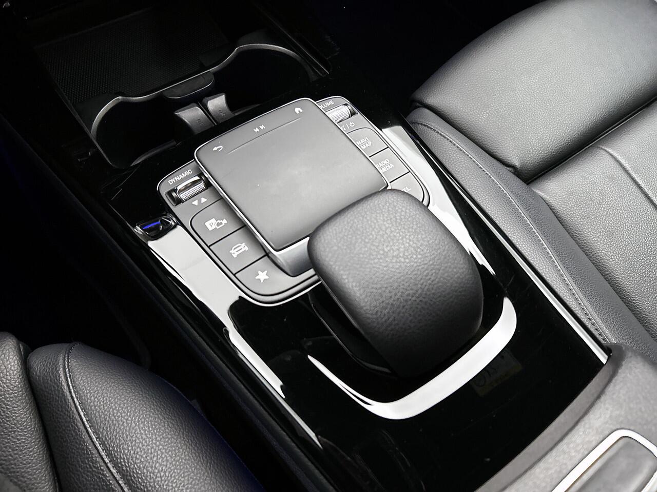 Mercedes-Benz A-KLASSE 180 Business Solution Luxury Ledkoplampen | Achteruitrijcamera | Sfeerverlichting | Spiegelpakket. Inclusief 24 maanden Mercedes-Benz Certified garantie voor Europa.