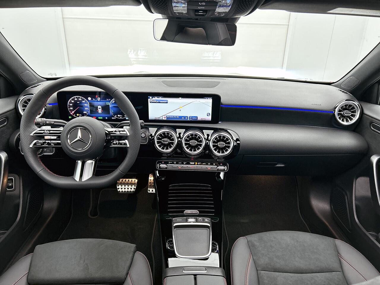 Mercedes-Benz A-KLASSE 250 e Business Solution AMG | Trekhaak | Nightpakket | Multibeam LED | Stoelverwarming voor | Panoramaschuifdak | Smartphone-integratie |