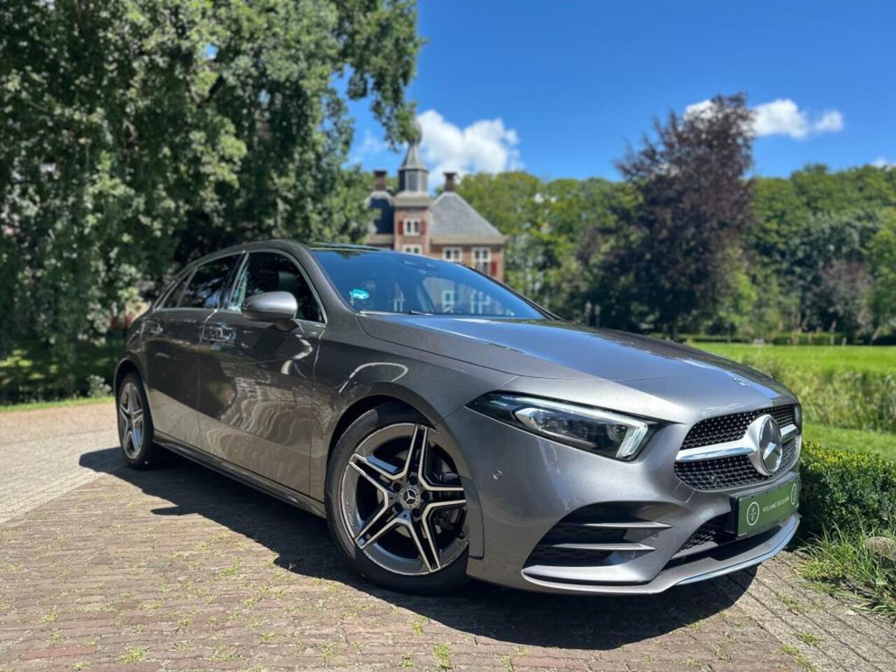 Mercedes-Benz A-KLASSE 180 | AMG | Pano | Memory | Camera | Dealer Onderhouden |