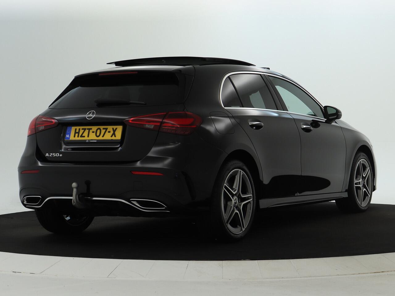 Mercedes-Benz A-KLASSE 250 e AMG Line | AMG Line | Night Pakket | Trekhaak | Lederen Bekleding | Panorama Schuif-Kanteldak | Sfeerverlichting | Inclusief 24 maanden MB Certified garantie voor Europa.