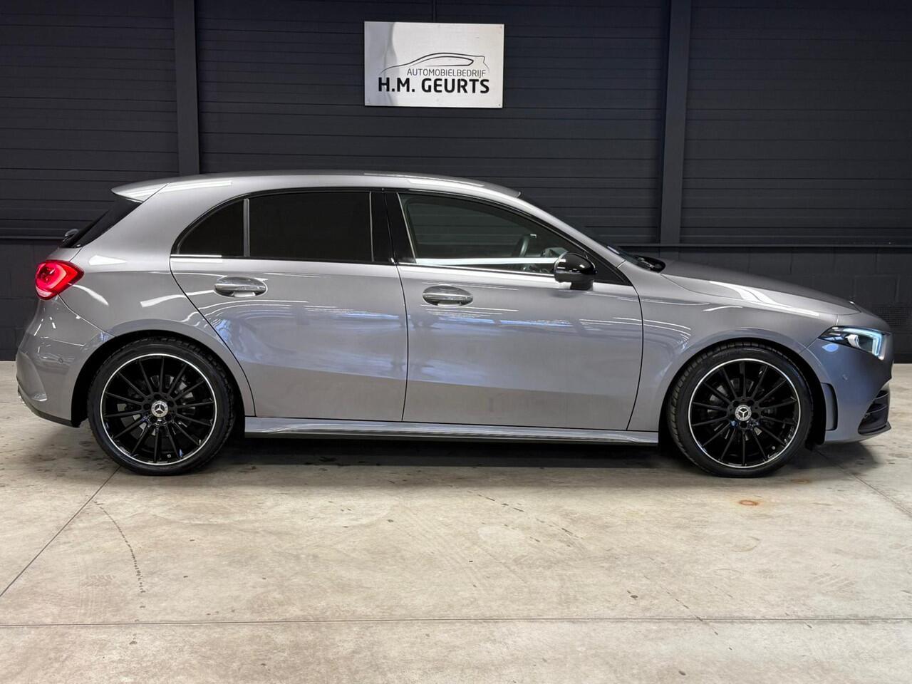Mercedes-Benz A-KLASSE 200 AMG Line Navi Camera Night Pack 19Inch Led 60.000dkm! Nieuwe Staat!