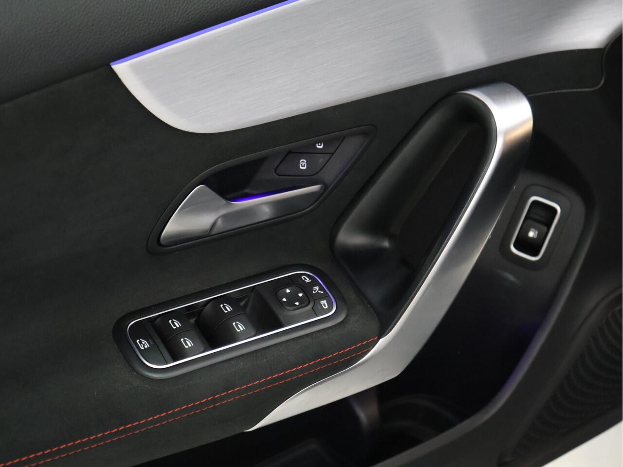 Mercedes-Benz A-KLASSE 250 e Business Solution AMG Limited [TREKHAAK AFNEEMBAAR, CAMERA, SFEERVERLICHTING, STOELVERWARMING, BLUETOOTH, CRUISE, CLIMATE, NIEUWSTAAT]