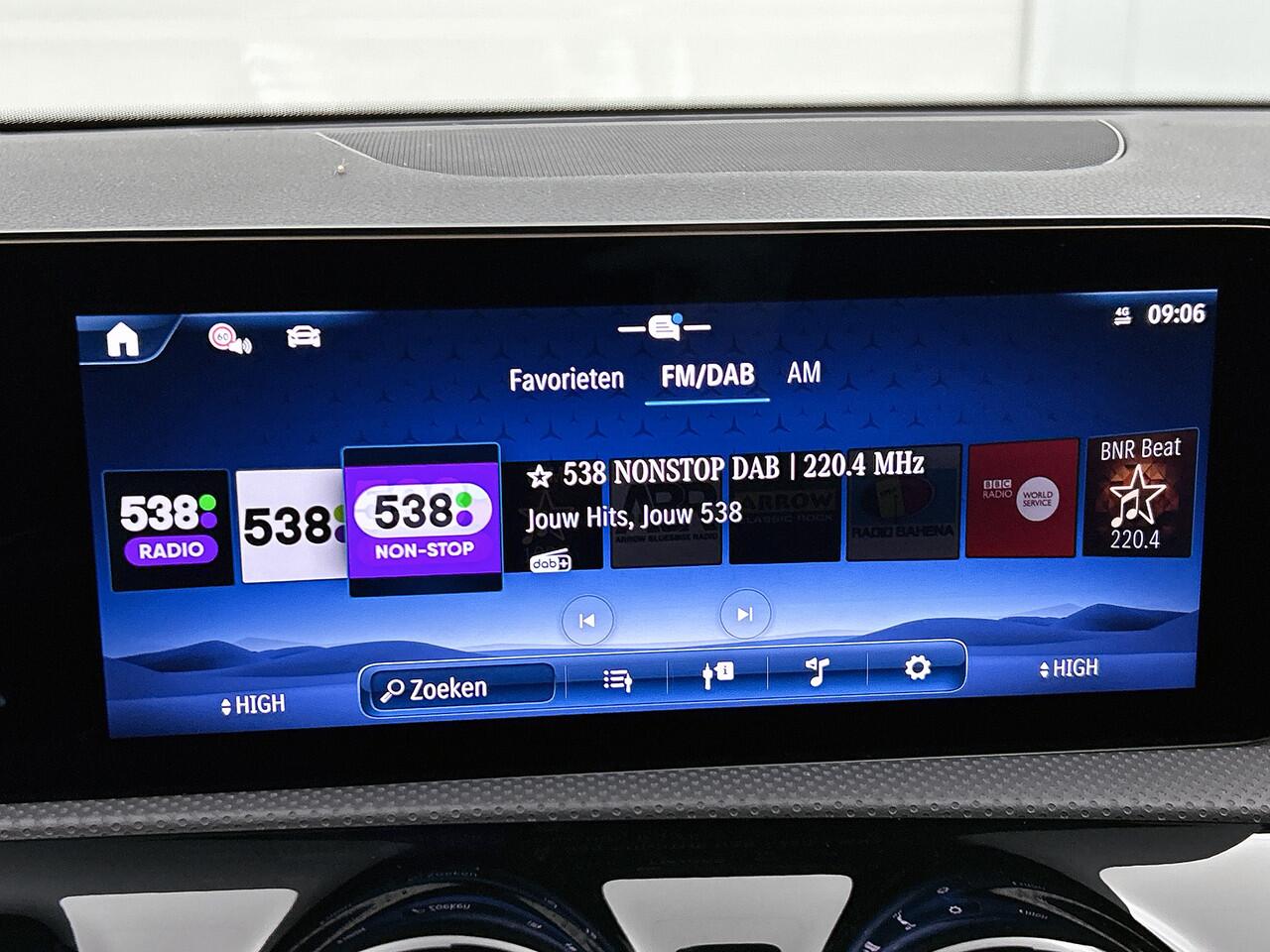 Mercedes-Benz A-KLASSE 250 e AMG Plug-In Hybride Trekhaak | AMG Line | Night Pakket | Alarm Klasse 3 | Dodehoekassistent | Distronic | Apple CarPlay | Sfeerverlichting. Inclusief 24 maanden Mercedes-Benz Certified garantie voor Europa.