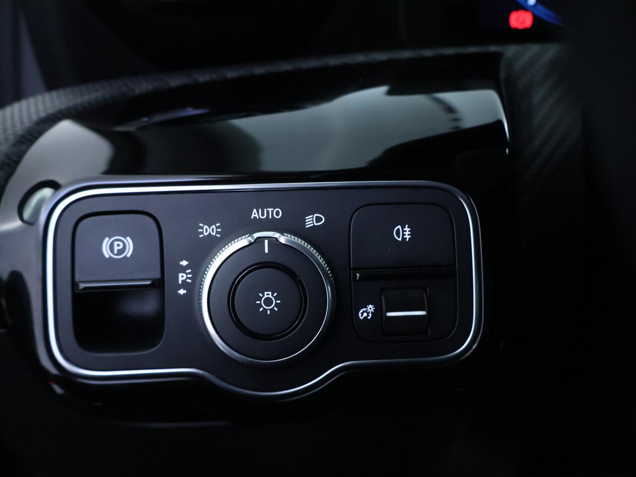 Mercedes-Benz A-KLASSE 160 Business Solution Ledkoplampen | Parkeerpakket met achteruitrijcamera | Stoelverwarming Voor | Spiegelpakket | Inclusief 24 maanden MB Certified garantie voor Europa.