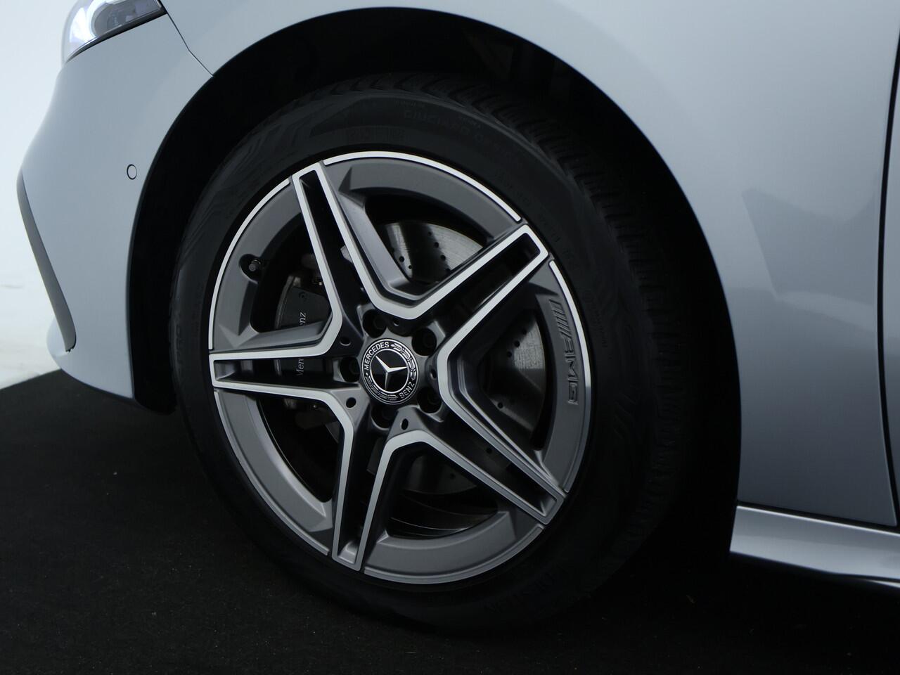 Mercedes-Benz A-KLASSE 250 e Plug-In Hybride AMG Sportpakket | Sfeerverlichting | Keyless Go | Parkeerpakket met Camera | CarPlay | Inclusief 24 maanden Mercedes-Benz Certified garantie voor Europa.