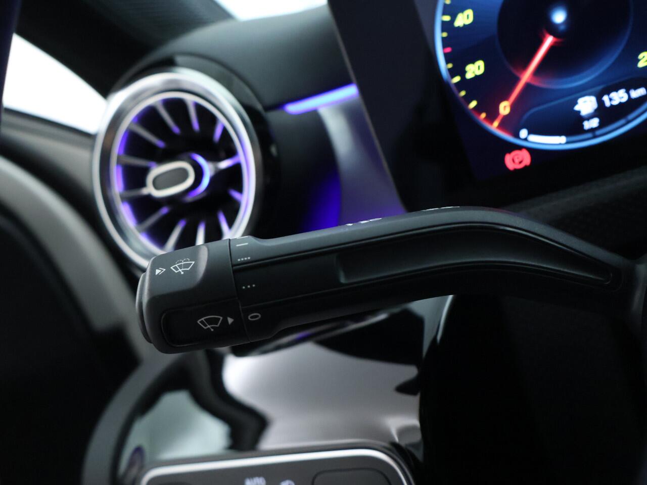 Mercedes-Benz A-KLASSE 180 AMG Limousine | NIGHT pakket | Sfeerverlichting | Spiegel pakket | Parkeer pakket + achter camera Inclusief 24 maanden MB Certified garantie voor Europa.