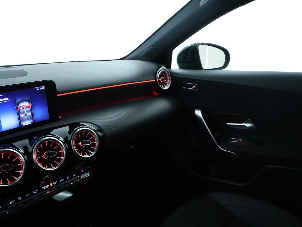 Mercedes-Benz A-KLASSE 250 e AMG NIghtpakket | Distronic | Keyless Go | Dode Hoek Ass | Sfeerverlichting | Alarm | Parkeerpakket met Camera | Inclusief 24 maanden Mercedes-Benz Certified garantie voor Europa.