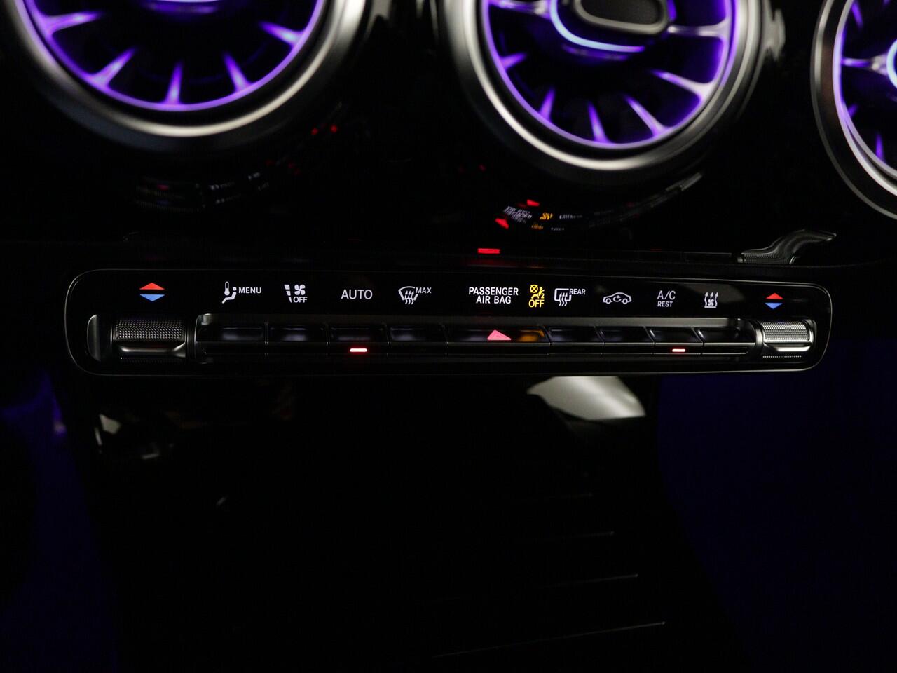 Mercedes-Benz A-KLASSE 250 e AMG Line | Nightpakket | Premium Pack | Extra USB-poorten | KEYLESS GO | Dodehoekassistent | Sfeerverlichting | Verwarmde stoelen vooraan | Parkeerpakket met achteruitrijcamera |