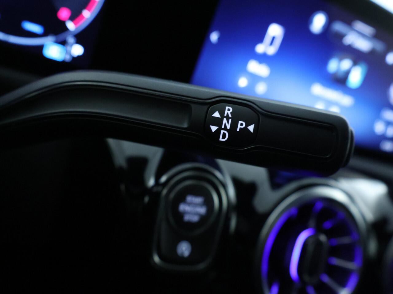 Mercedes-Benz A-KLASSE 180 Business Solution AMG | Nightpakket | Parkeerpakket met 360°-camera | Premium Plus pakket | Dodehoekassistent | Head-up display | Extra USB-poorten | Verwarmde stoelen vooraan | Spiegelpakket |