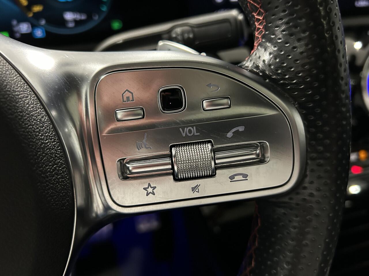 Mercedes-Benz A-KLASSE 250e AMG// Panoramadak // Memory // MultiBeam LED // Keyless // Magno Grijs // Augmented