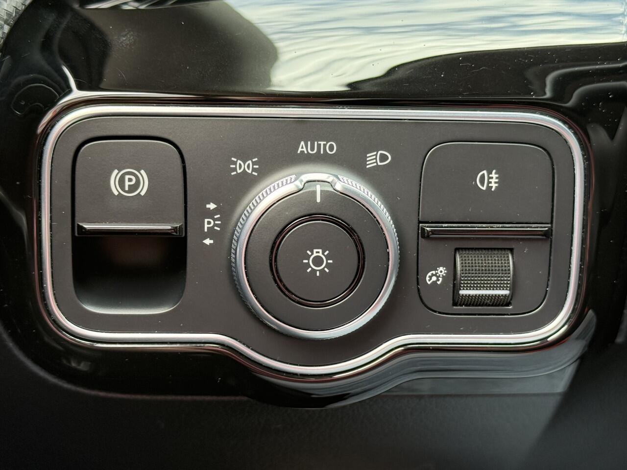 Mercedes-Benz A-KLASSE BWJ 2020 180 136 PK Luxury Line AUTOMAAT | TREKHAAK | STOELVERW. | FULL LED | CAMERA | CARPLAY + ANDROID | NAVI | CLIMA | CRUISE | LMV | PDC