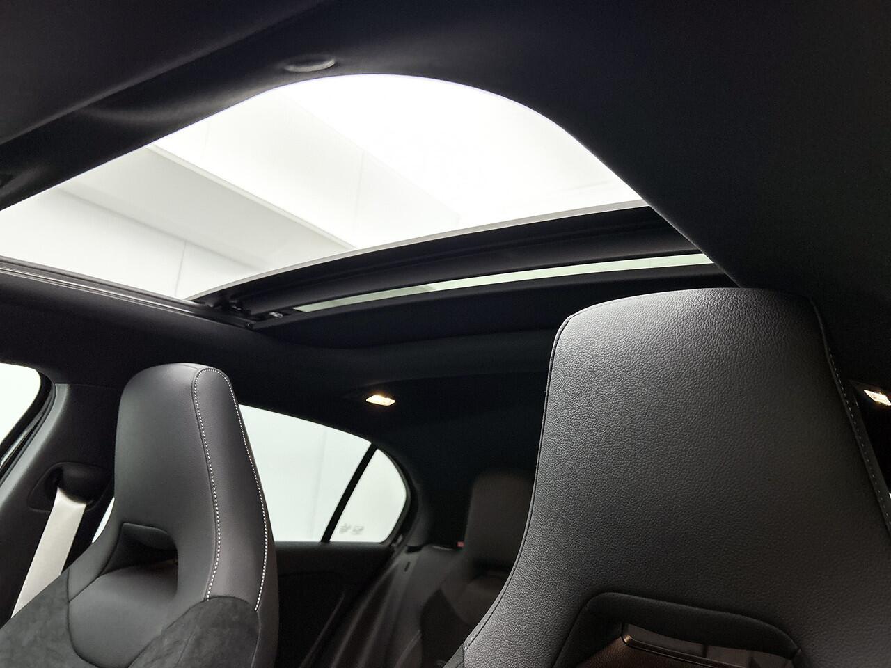 Mercedes-Benz A-KLASSE 250 e Business Solution AMG | AMG Line Plus pakket | Antidiefstalpakket URBAN GUARD PLUS | Smartphone-integratie | Head-up display | Panoramaschuifdak | Nightpakket | Sierdelen aluminium |