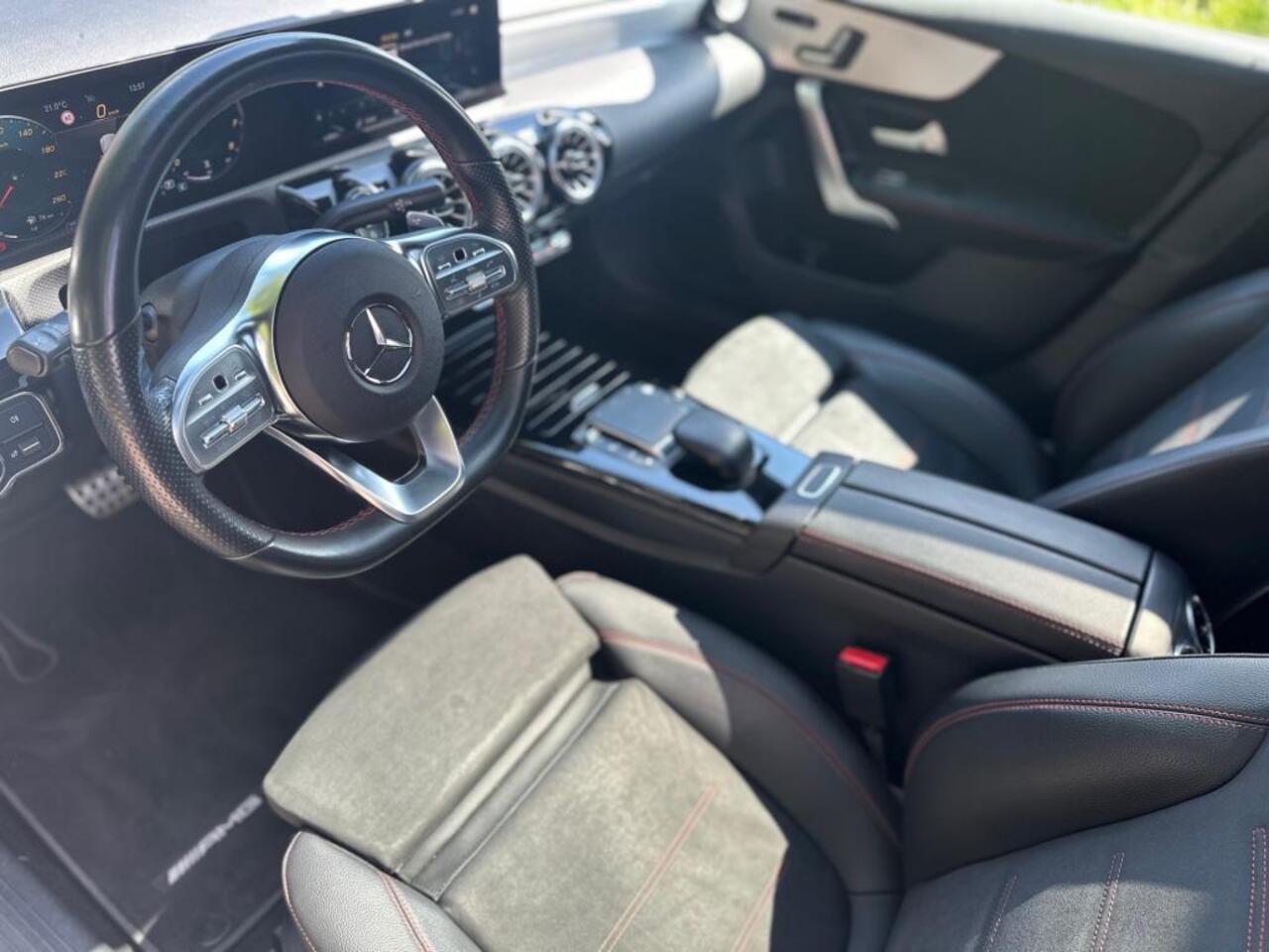 Mercedes-Benz A-KLASSE 180 | AMG | Pano | Memory | Camera | Dealer Onderhouden |