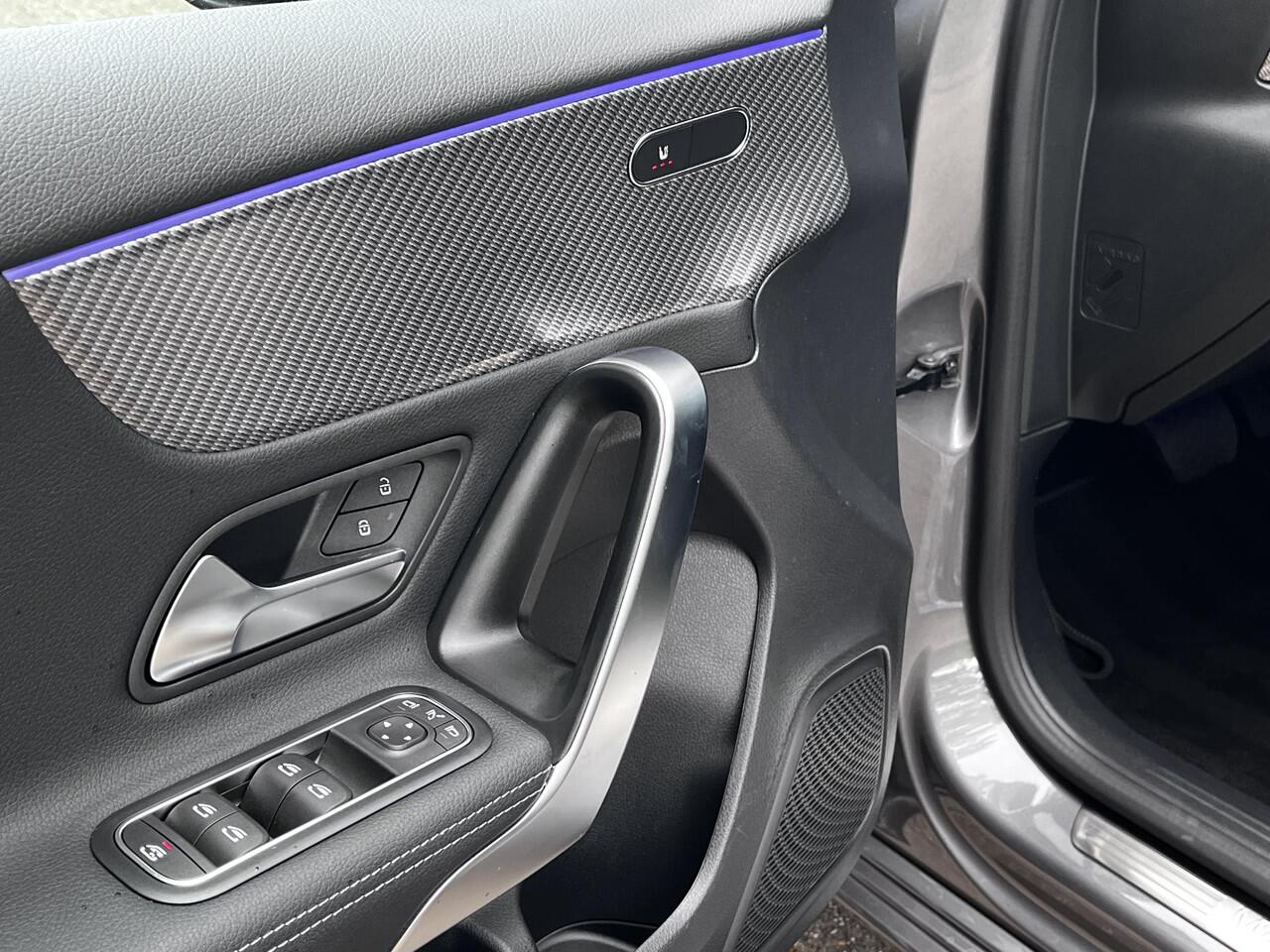 Mercedes-Benz A-KLASSE 180 Star Edition Luxury | Panoramadak | Night Pakket | Dodehoekassistent | Sfeerverlichting | Stoelverwarming | Parkeersensoren | Achteruitrijcamera | Elektrisch Inklapbare Buitenspiegels