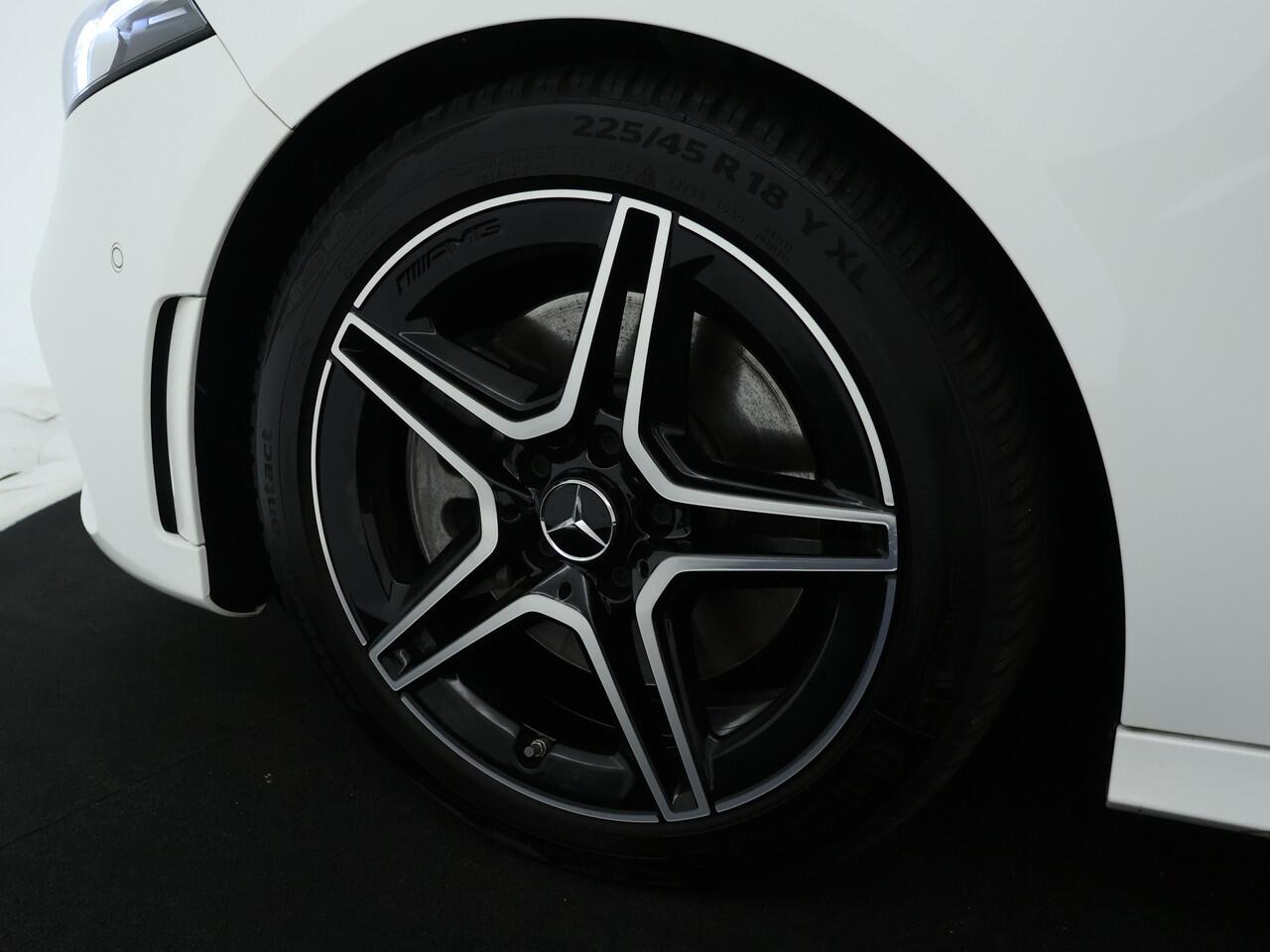 Mercedes-Benz A-KLASSE 250 e Sedan AMG Plug-In Hybride AMG Line | NIght Pakket | Trekhaak | Sfeerverlichting. Inclusief 24 maanden MB Certified garantie voor Europa.