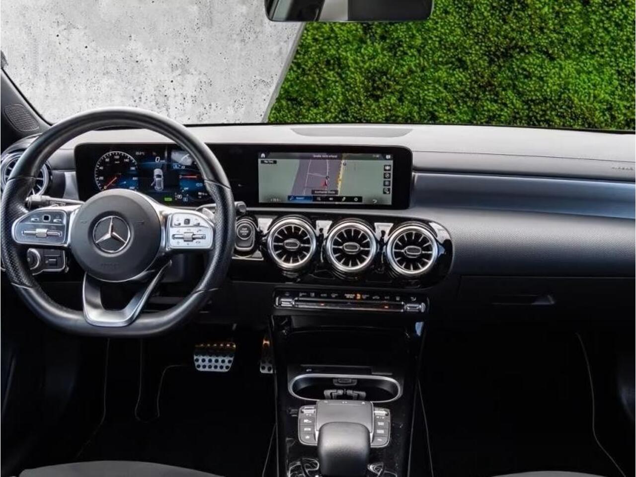Mercedes-Benz A-KLASSE 250e AMG ** LED, MBUX+, 19-inch LMV, ADAPT. CRUISE, NIGHT PAKKET ** 1e EIG - UNFALLFREI - JUNGE STERNE ** ** INFORMEER OOK NAAR ONZE AANTREKKELIJKE FINANCIAL-LEASE TARIEVEN **