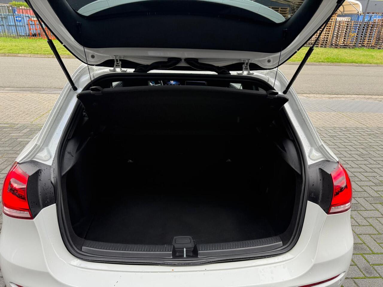 Mercedes-Benz A-KLASSE 180 Premium Plus | 12MND GARANTIE | LED | CARPLAY | NAVI | CRUISE | LMV | LEDER |