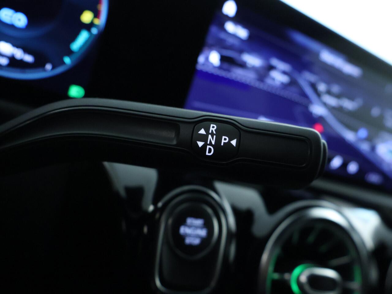 Mercedes-Benz A-KLASSE 250 e Progressive | Parkeerpakket met Camera | Sfeerverlichting | LED | Car Play | Cruise Controle | Inclusief 24 maanden Mercedes-Benz Certified garantie voor Europa.