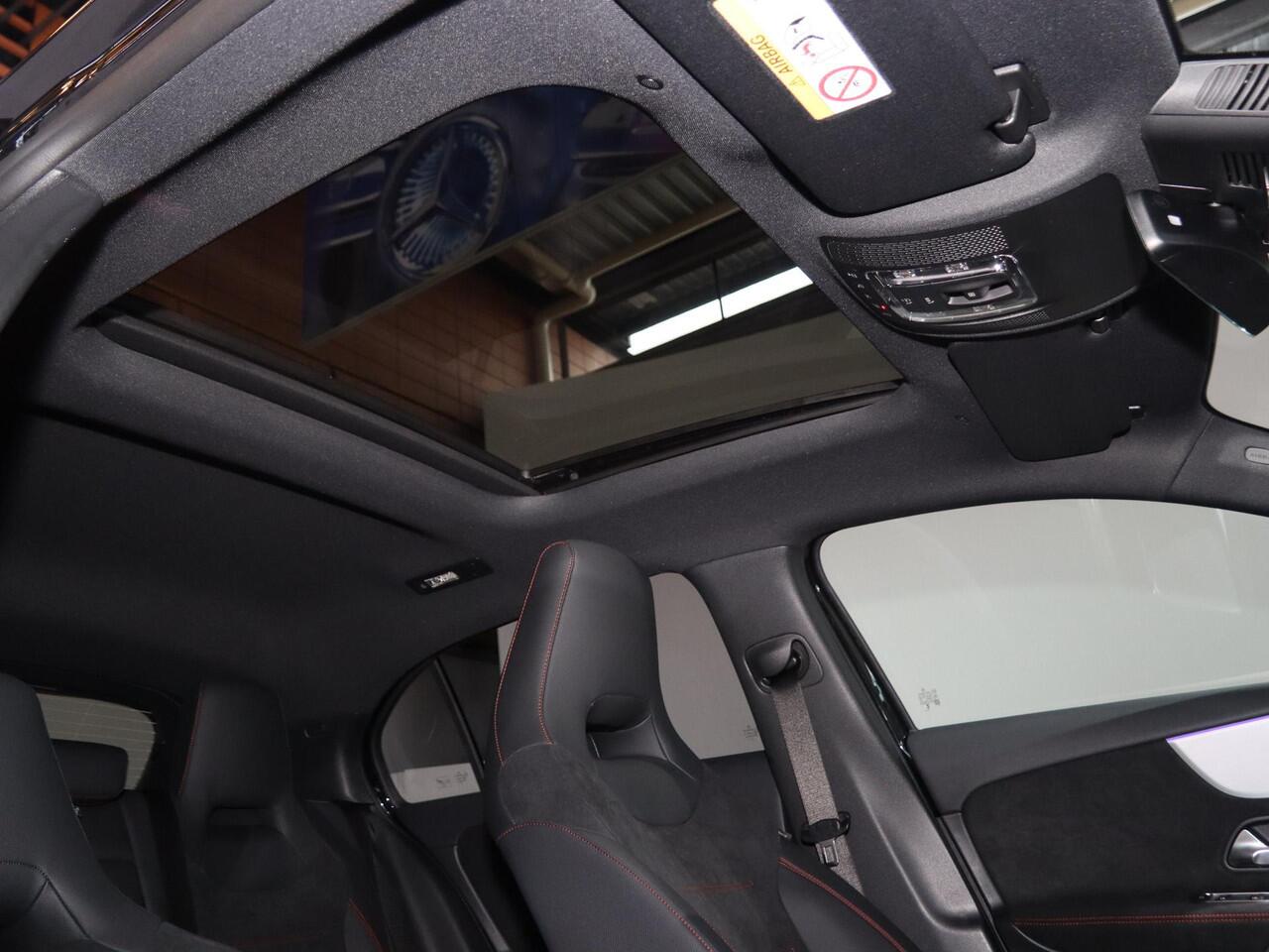 Mercedes-Benz A-KLASSE 180 Business Solution AMG | Panoramaschuifdak | Premium plus | Head-Up | Stoelverwarming | Achteruitrijcamera | MULTIBEAM LED |