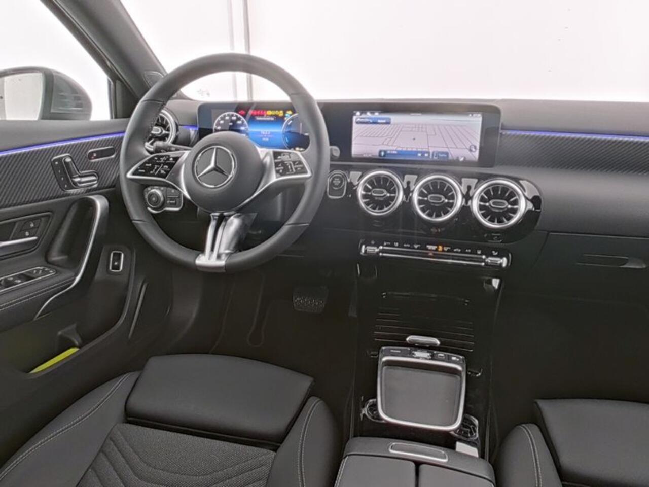 Mercedes-Benz A-KLASSE 250 e Progressive Plug-In Hybride | Panoramadak | Sfeerverlichting | Memory | Keyless Go | Stuur en Stoelverwarming. Inclusief 24 maanden Mercedes-Benz Certified garantie voor Europa.