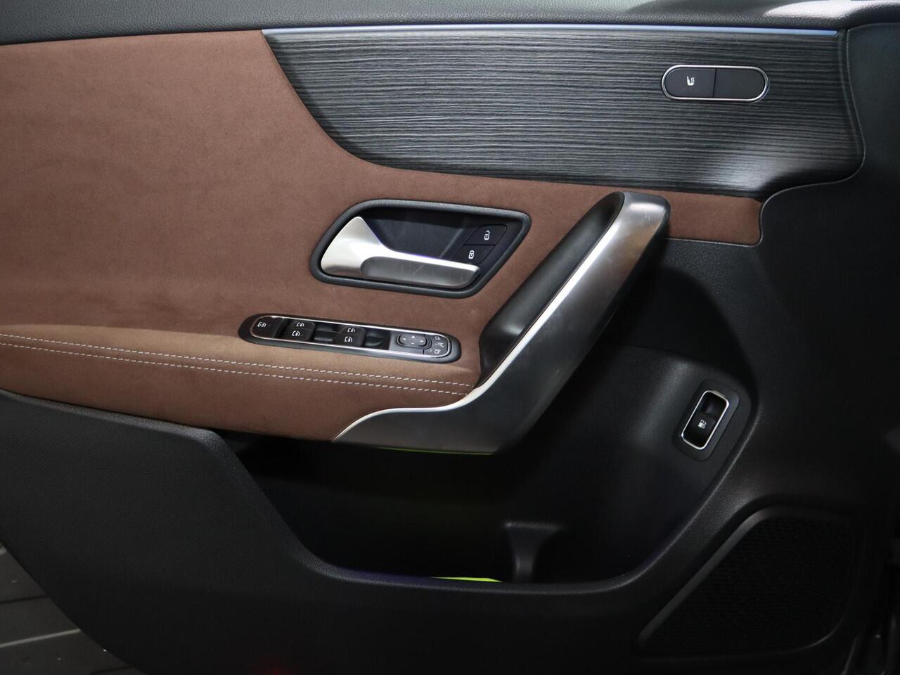 Mercedes-Benz A-KLASSE 250e Star Edition AMG Line | Panoramaschuifdak | Night | Stoelverwarming voor | Achteruitrijcamera | Interieur Bahia Bruin |