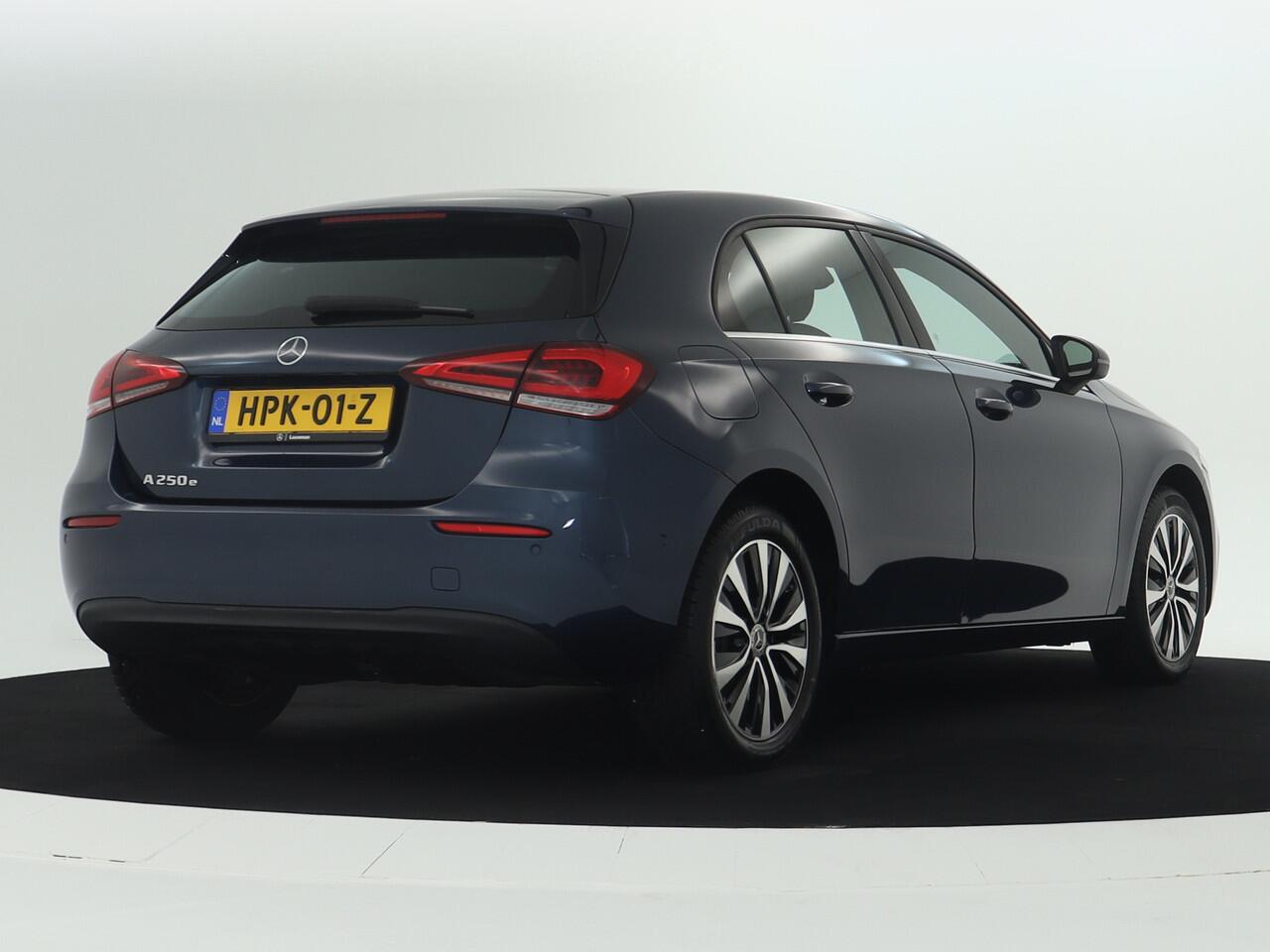 Mercedes-Benz A-KLASSE 250 e Plug-In Hybride | Parkeerpakket met Camera | Stoelverwarming | DAB | LED verlichting | Cruise Controle | Inclusief 24 maanden Mercedes-Benz Certified garantie voor Europa.