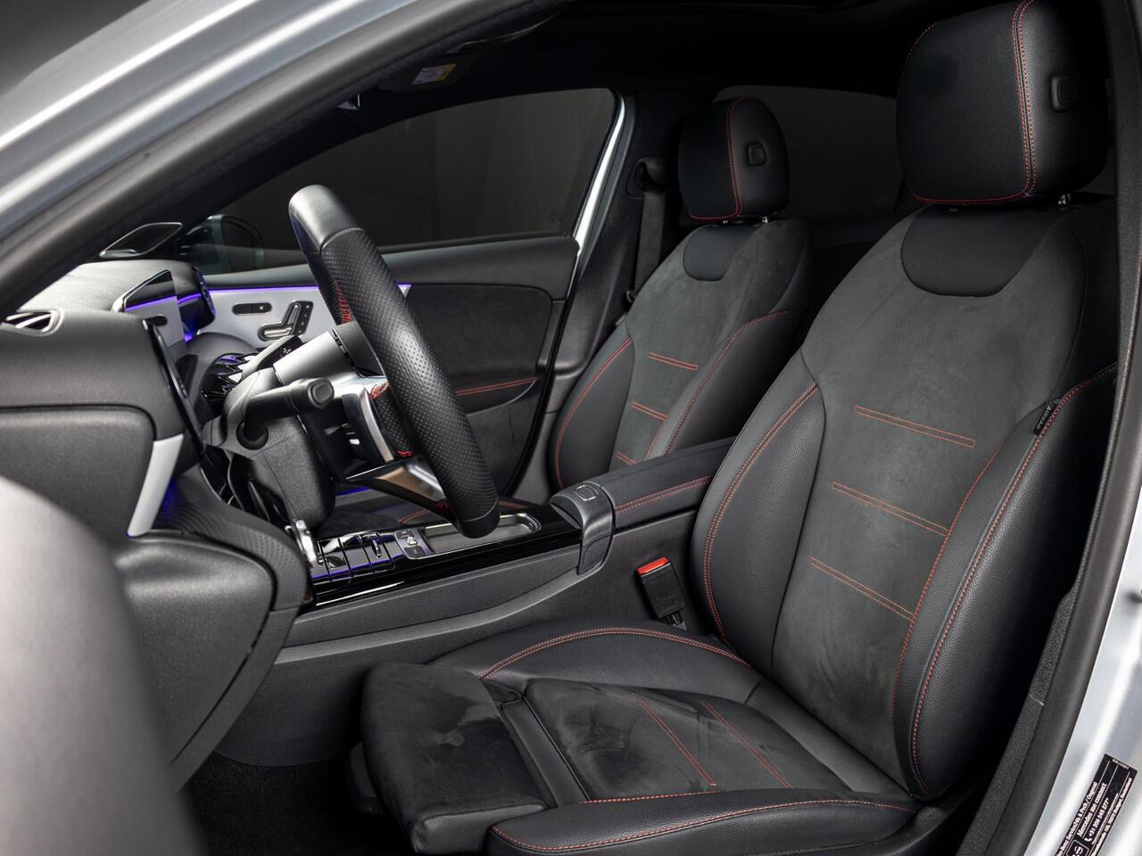 Mercedes-Benz A-KLASSE Limousine 180 Star Edition AMG Line PLUS Panorama dak