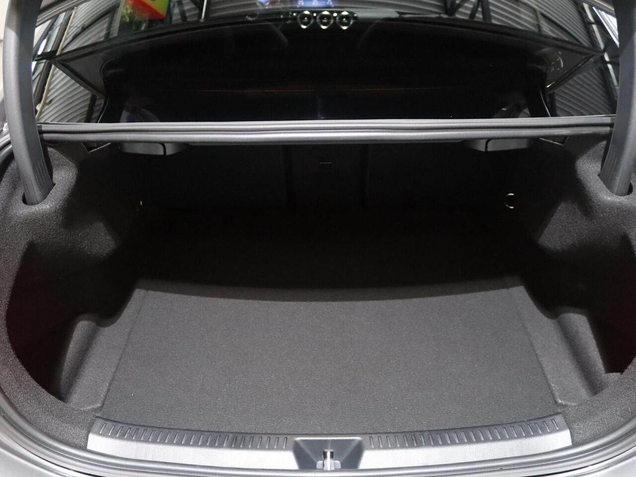 Mercedes-Benz A-KLASSE 180 Star Edition AMG Line | Night | Achteruitrijcamera | Dodehoekassistent |