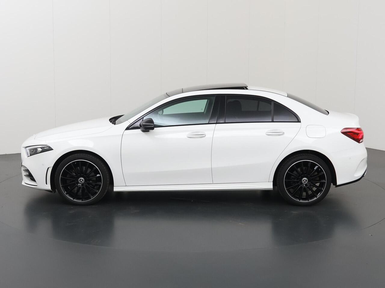 Mercedes-Benz A-KLASSE 250 e AMG Line | Panoramadak | Rij assistentiepakket | Night pakket | 19" lichtmetalen velgen |