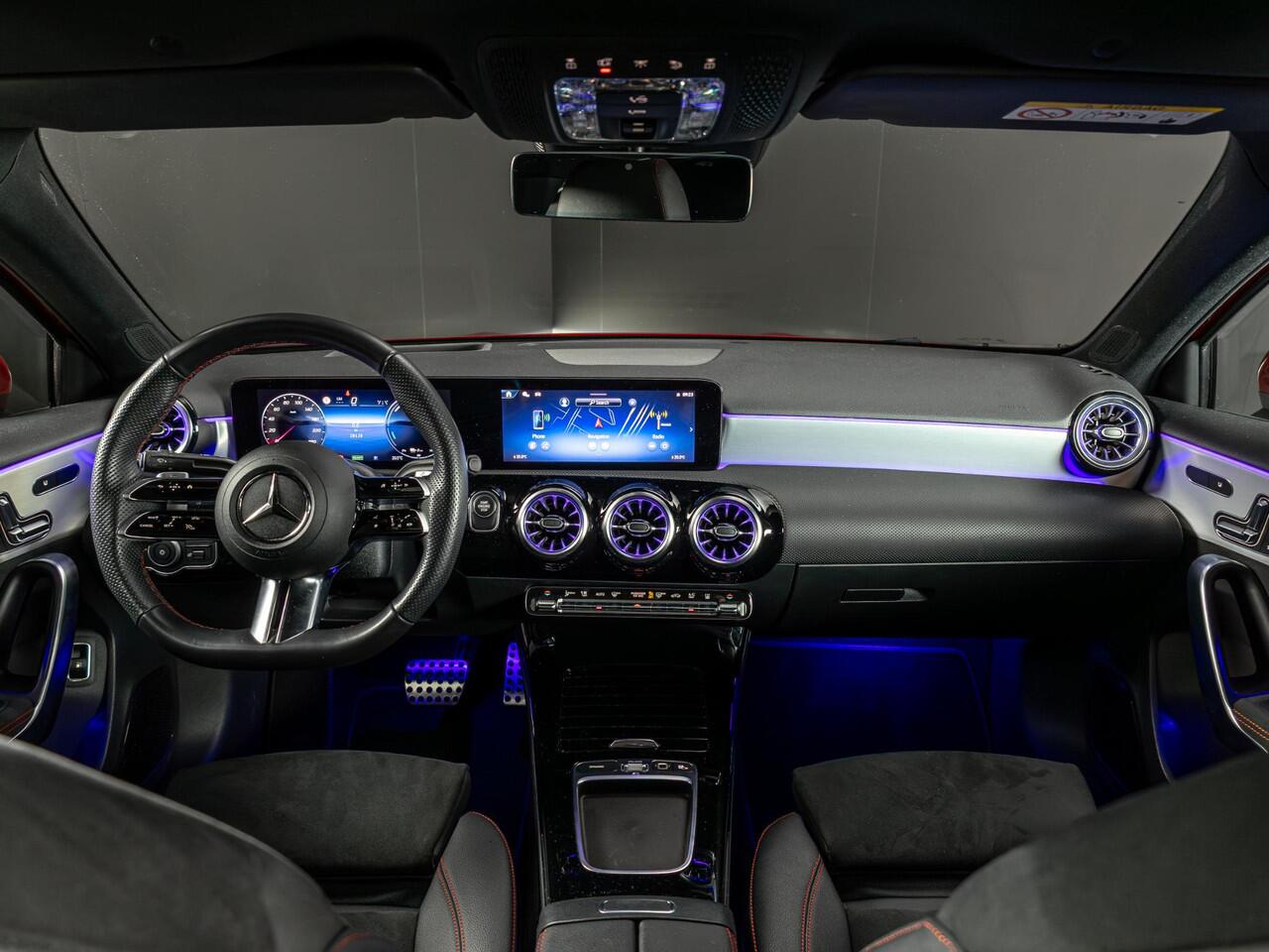 Mercedes-Benz A-KLASSE Limousine 250 e Business Solution AMG Premium PLUS | Panorama dak