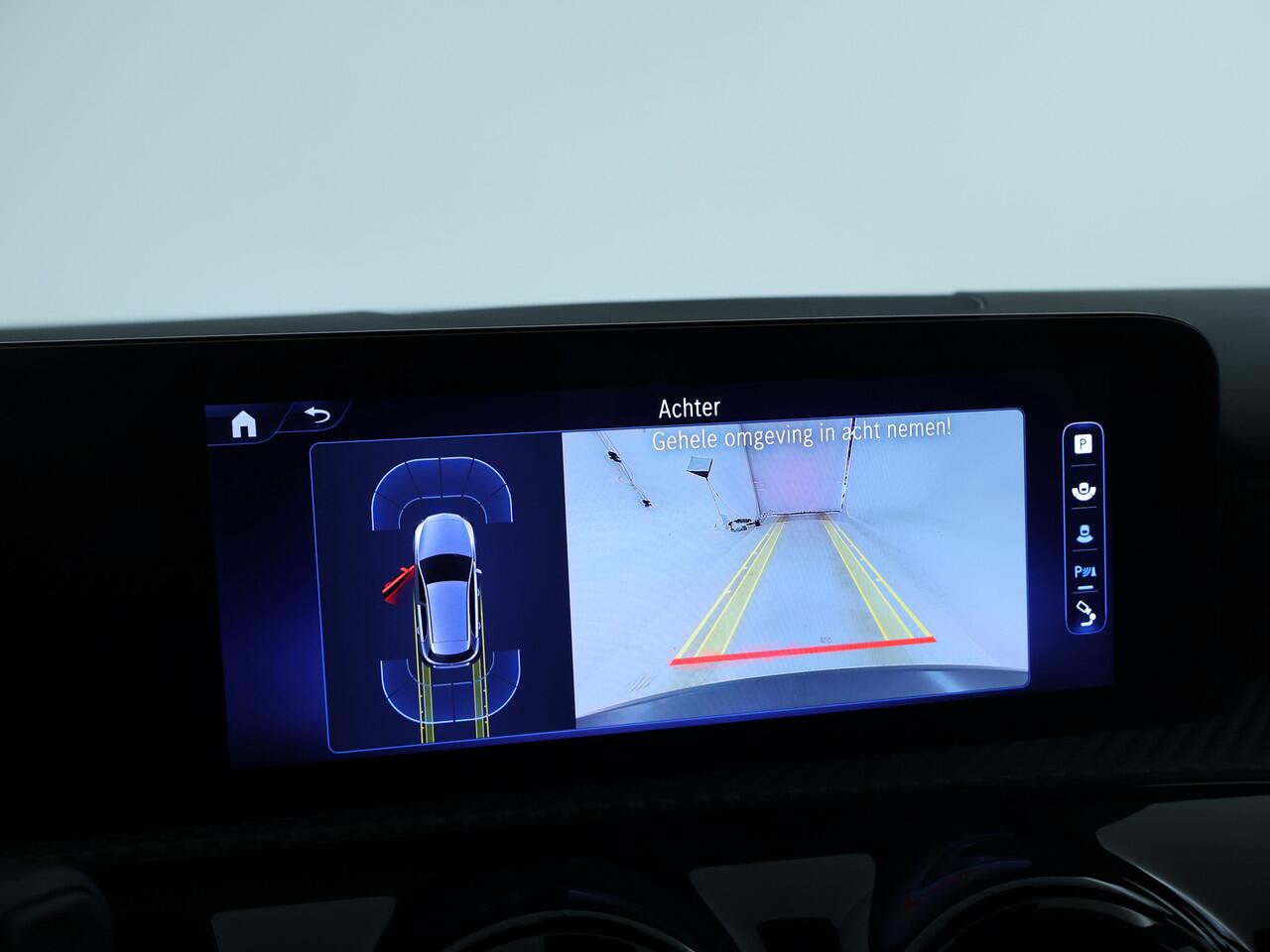 Mercedes-Benz A-KLASSE 250 e Star Edition | Trekhaak | Dodehoekassistent | Parkeerpakket met Camera | Stoelverwarming | High-performance led-koplampen | Extra USB-poorten | Spiegelpakket | Zitcomfortpakket |