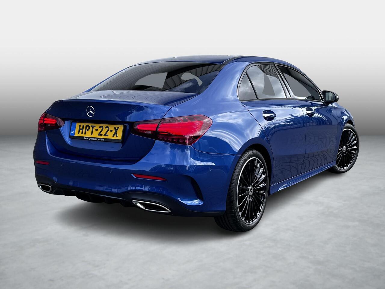 Mercedes-Benz A-KLASSE Limousine 180 Star Edition AMG | Bruin Interieur | Night Pakket | Panoramadak | MULTIBEAM LED Koplampen | Apple CarPlay | Android Auto | Sierdelen Lindehout Zwart | Sfeerverlichting | Stoelverwarming | Achteruitrijcamera