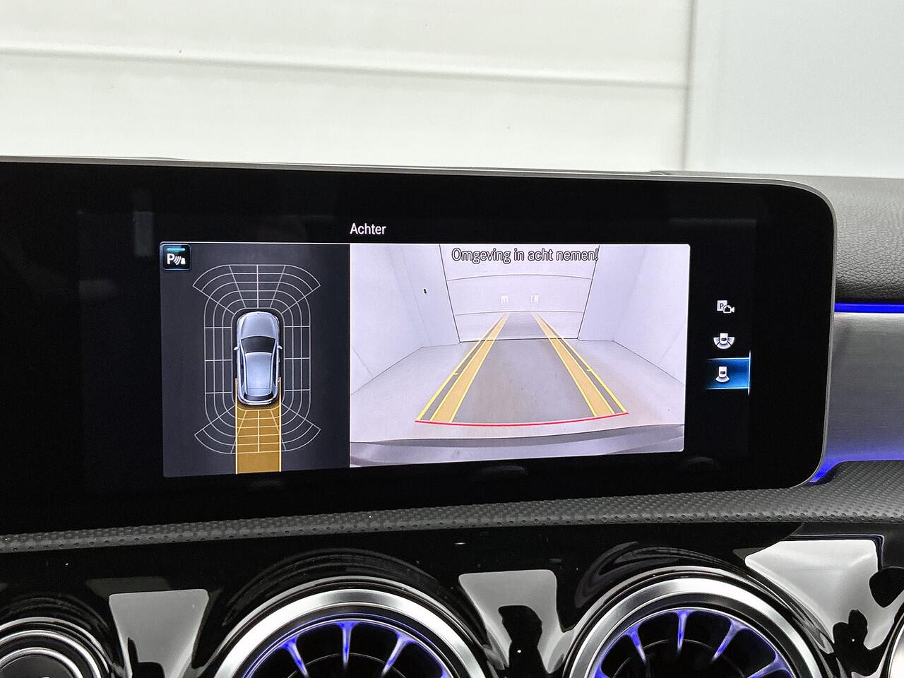 Mercedes-Benz A-KLASSE 160 AMG line | Night Pakket | Panoramaschuifdak | Sfeerverlichting | Stoelverwarming | Parkeer pakket | Inclusief 24 maanden MB Certified garantie voor Europa.