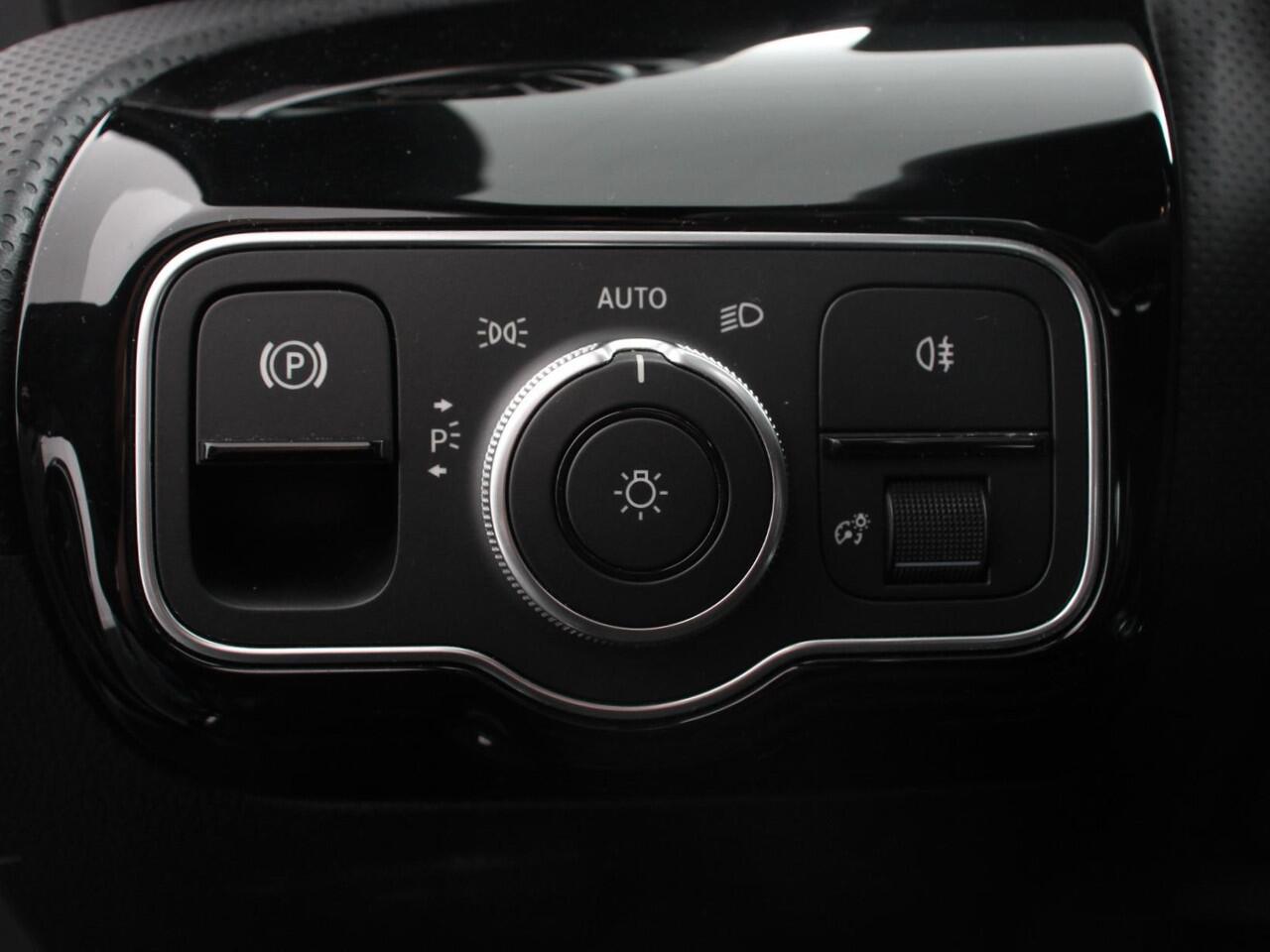 Mercedes-Benz A-KLASSE 200 Automaat AMG Line | Navigatie | Climate control | Camera | Parkeer sensoren | Half Lederen Bekleding | Led | Cruise Control adaptive | LM Velgen | Dab | Led