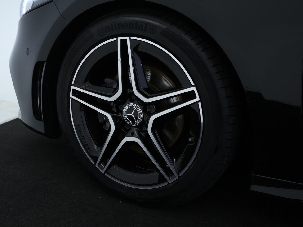 Mercedes-Benz A-KLASSE 180 Business Solution AMG AMG Line | Night Pakket |Schuif-Kanteldak | Sfeerverlichting | MultiBeam koplampen | Memory Voorstoelen. Inclusief 24 maanden MB Certified garantie voor Europa.