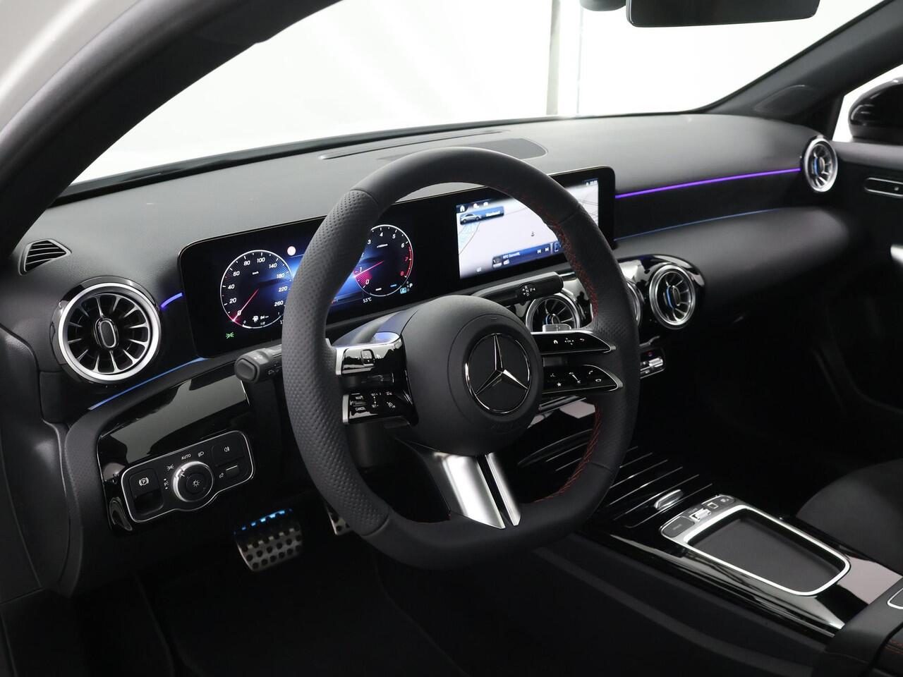 Mercedes-Benz A-KLASSE 180 Limousine Star Edition AMG Line | Panoramadak| Nightpakket | Apple Car Play |18-Inch | Stoelverwarming | Keyless Go | Multibeam LED |