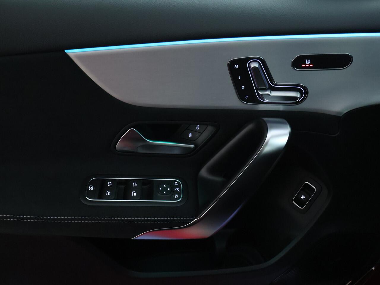 Mercedes-Benz A-KLASSE 250 e Business Solution AMG | Nightpakket | AMG Line Plus pakket | Parkeerpakket met 360°-camera | KEYLESS GO-comfortpakket | Verwarmde stoelen vooraan | Extra USB-poorten | Dodehoekassistent | Head-up display |