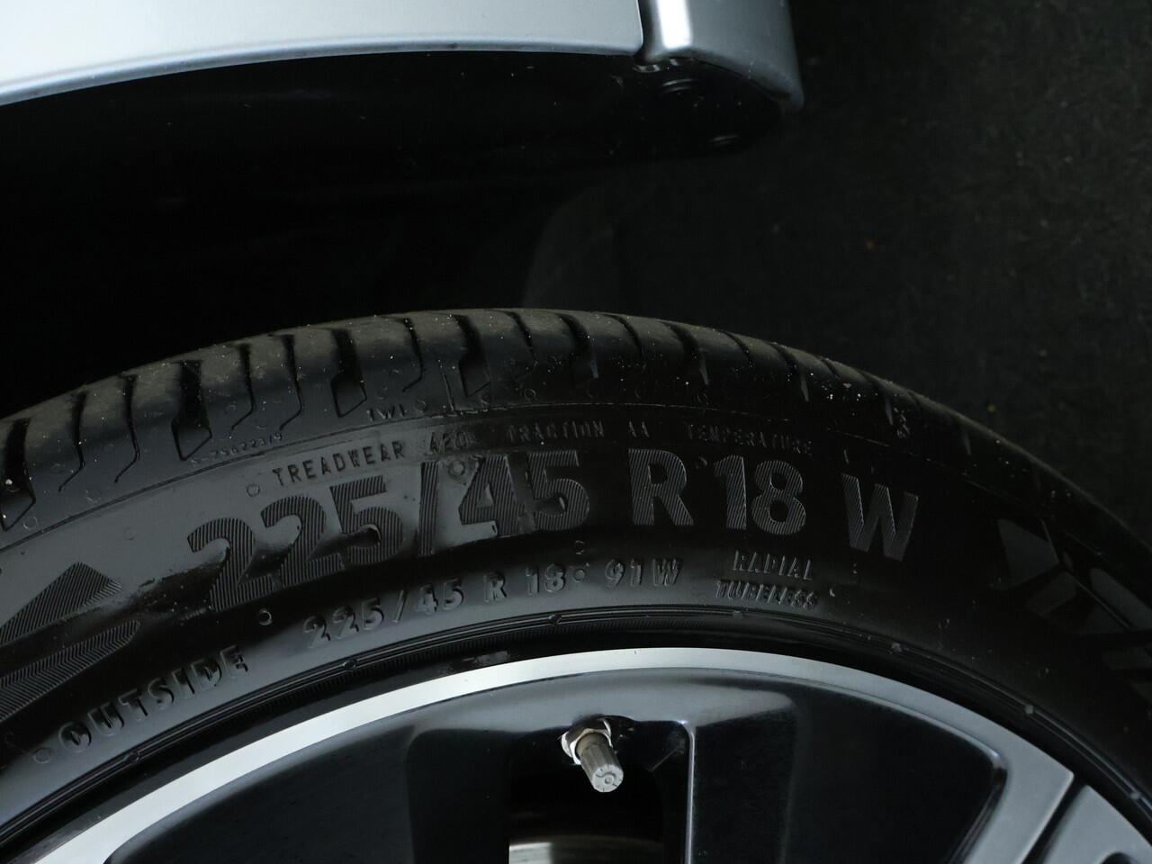 Mercedes-Benz A-KLASSE 250 e Luxury Nightpakket | Panoramaschuifdak | Burmester® Sound | 360 Gr Camera | Dode Hoek Ass | Car Play | Inclusief 24 maanden Mercedes-Benz Certified garantie voor Europa.