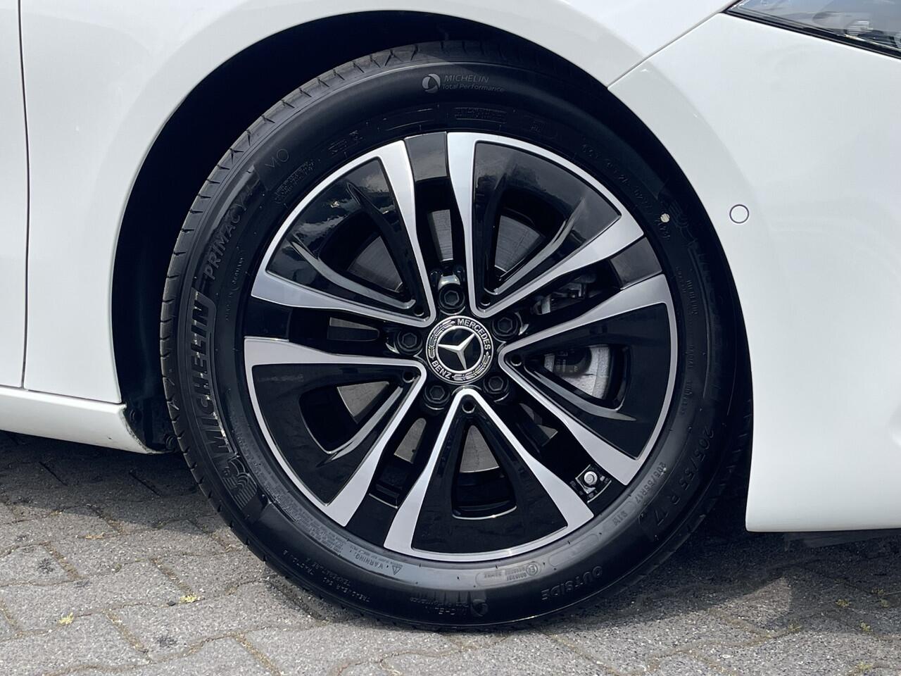 Mercedes-Benz A-KLASSE 180 Luxury Line | Facelift | Pano | Ambiente | Camera | CarPlay | LED | Keyless | DAB+