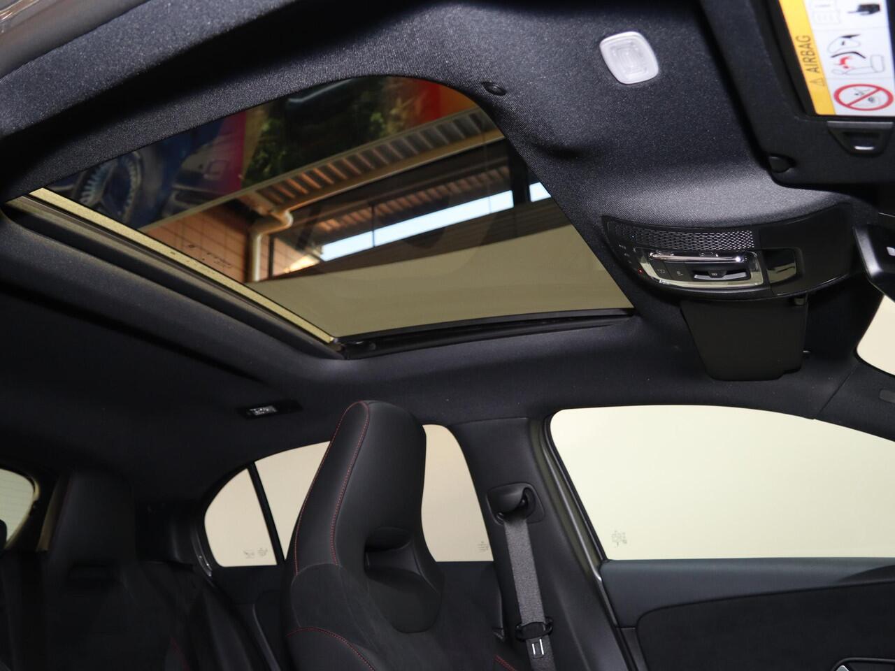 Mercedes-Benz A-KLASSE 180 Business Solution AMG | Night | Panoramaschuifdak | Premium plus | Head-Up | Stoelverwarming | 360 camera | MULTIBEAM LED |