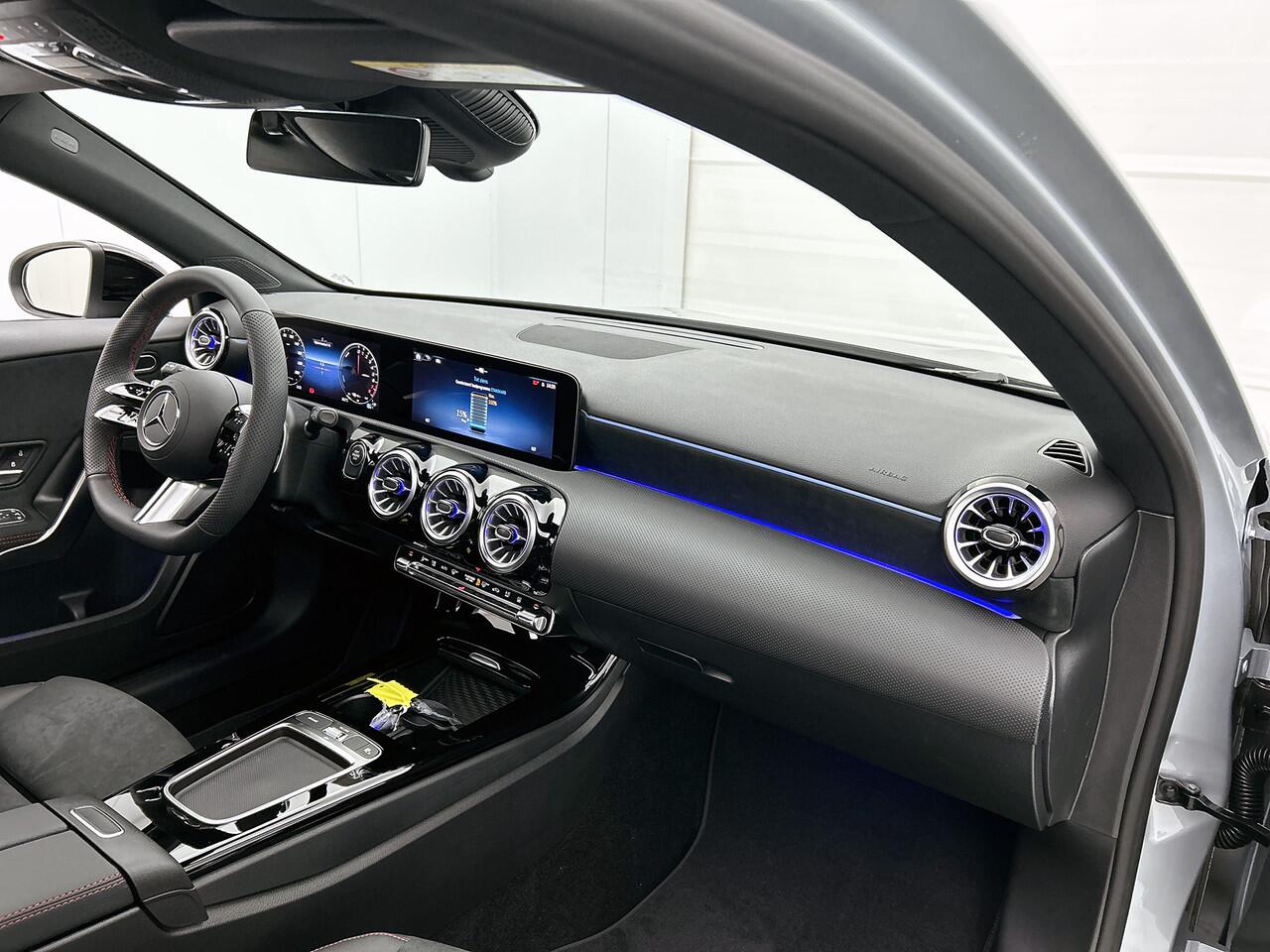 Mercedes-Benz A-KLASSE 250 e Business Solution AMG | Nightpakket | Panoramaschuifdak | Multibeam LED | Stoelverwarming voor | Smartphone integratie | KEYLESS GO | Extra USB-poorten |