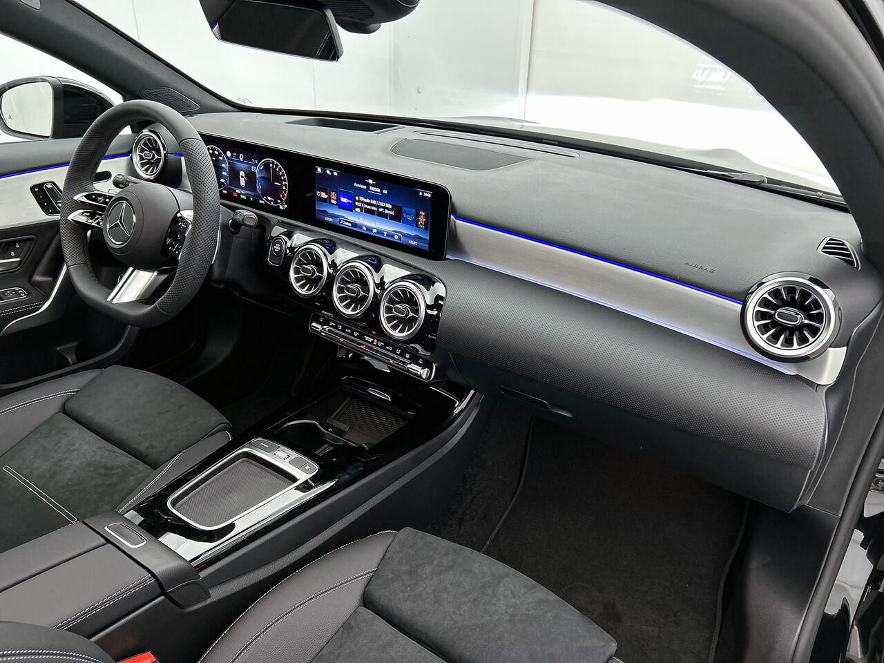 Mercedes-Benz A-KLASSE 250 e Business Solution AMG | AMG Line Plus pakket | Antidiefstalpakket URBAN GUARD PLUS | Smartphone-integratie | Head-up display | Panoramaschuifdak | Nightpakket | Sierdelen aluminium |