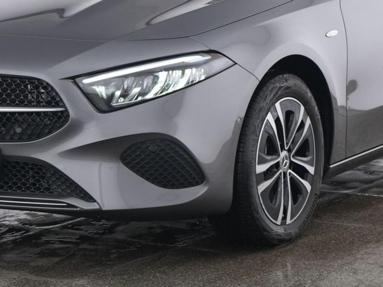 Mercedes-Benz A-KLASSE 250 e Progressive Plug-In Hybride | Panoramadak | Sfeerverlichting | Memory | Keyless Go | Stuur en Stoelverwarming. Inclusief 24 maanden Mercedes-Benz Certified garantie voor Europa.