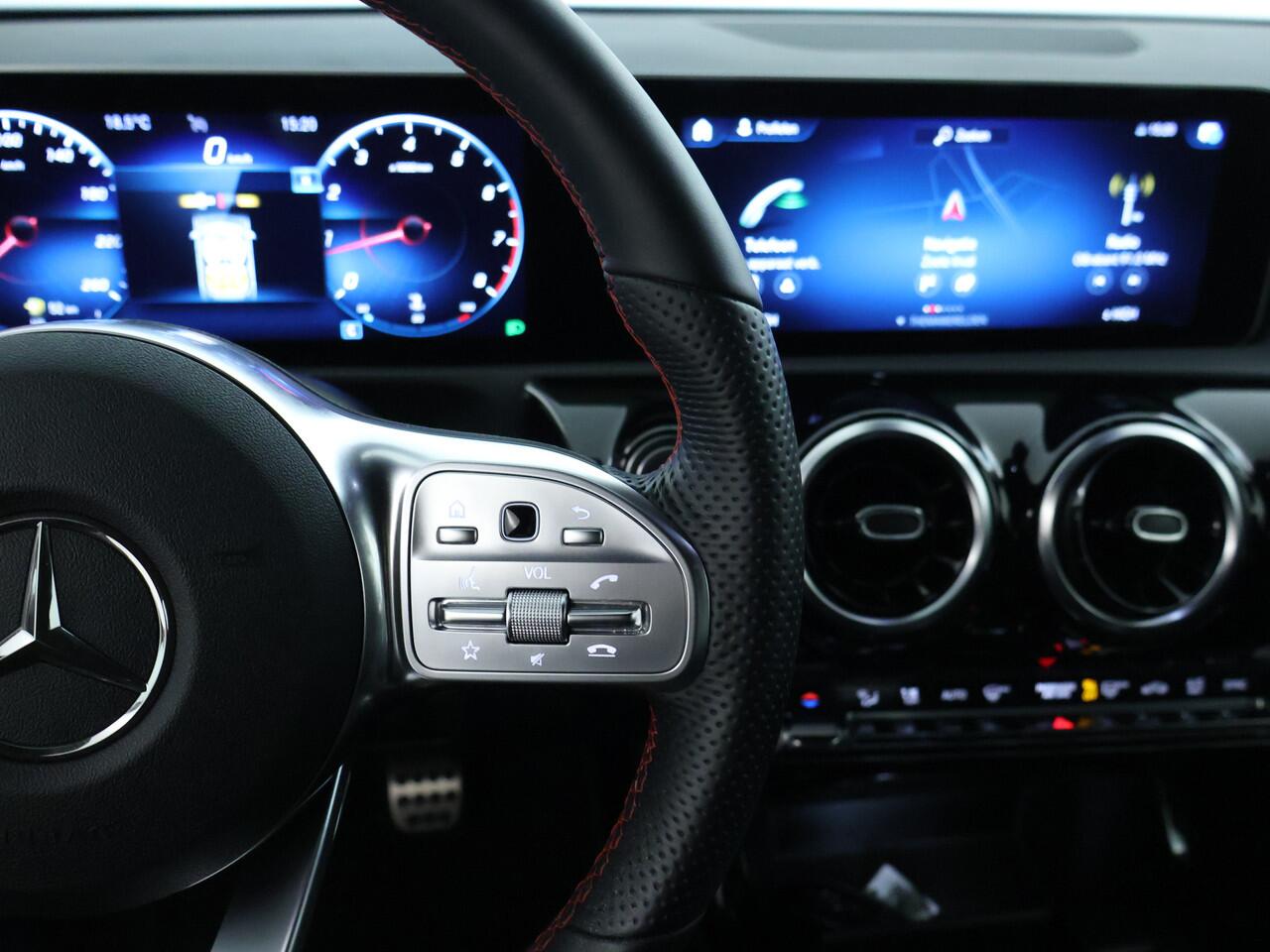 Mercedes-Benz A-KLASSE 160 Business Solution AMG | Parkeerpakket met Camera | Cruise Controle | LED Verlichting | Navigatie | Inclusief 24 maanden Mercedes-Benz Certified garantie voor Europa.