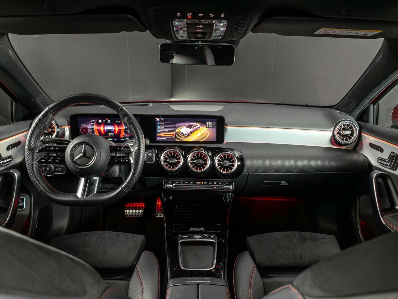 Mercedes-Benz A-KLASSE Limousine 250 e Business Solution AMG Premium PLUS | Panorama dak