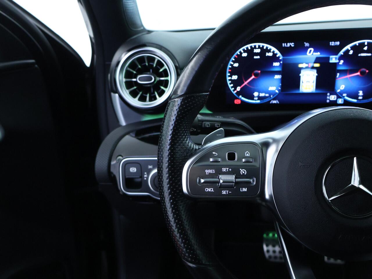 Mercedes-Benz A-KLASSE 180 Business Solution AMG AMG Line | Night Pakket | Phttps://wheelerdelta.autodata.nl/#/voorraadanorama Schuif-Kanteldak | Sfeerverlichting | MultiBeam koplampen | Memory Voorstoelen. Inclusief 24 maanden MB Certified garantie voor Europa.