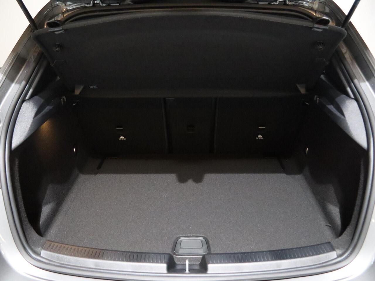 Mercedes-Benz A-KLASSE 180 Business Solution AMG | Panoramaschuifdak | Premium plus | Head-Up | Stoelverwarming | Achteruitrijcamera | MULTIBEAM LED |